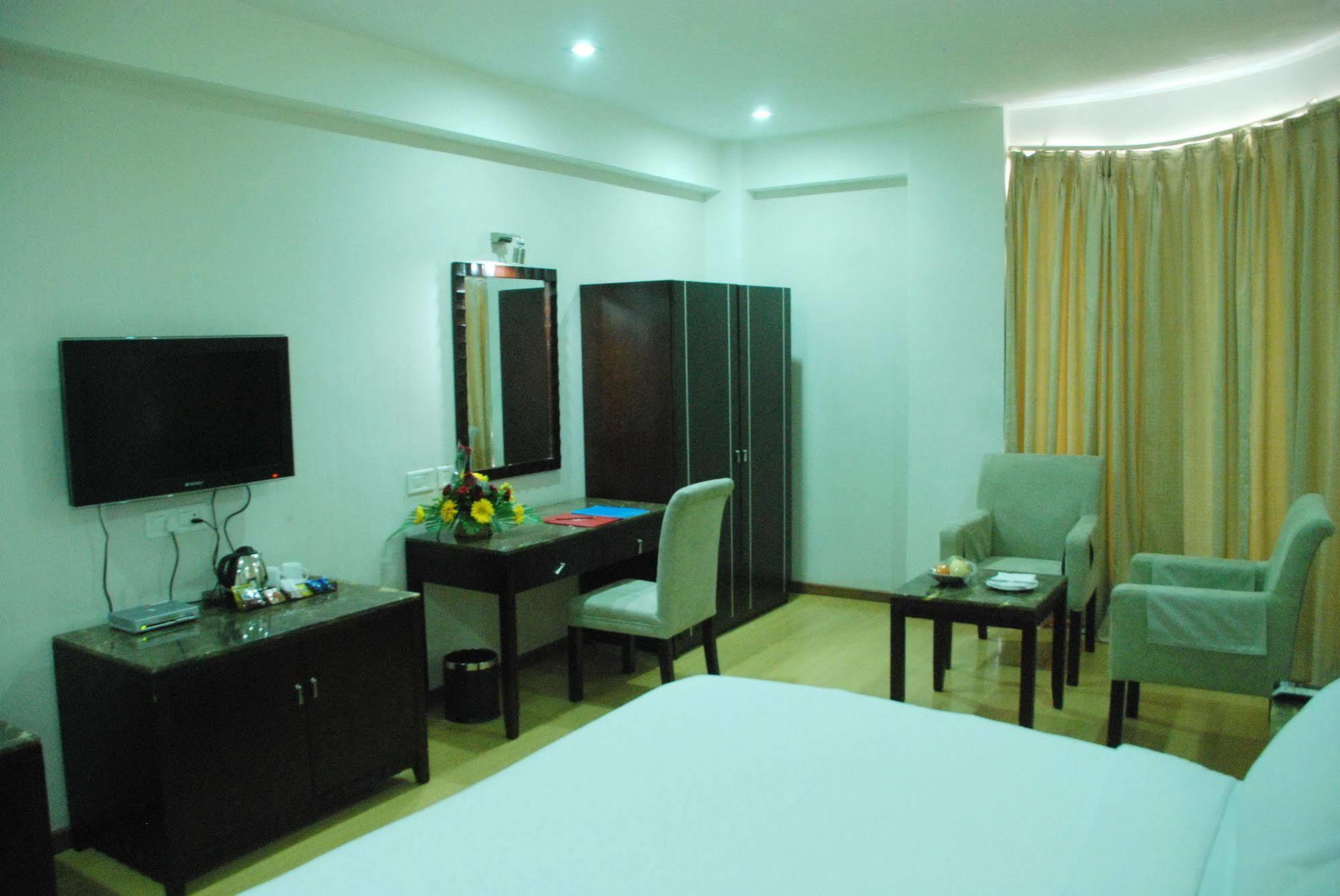 Treebo Trend Hotel Parker Ahmedabad Eksteriør bilde